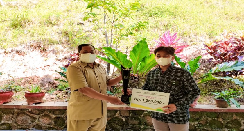 Angger juara III lomba macapat dalam kompetisi Bahasa dan Sastra Tahun 2021