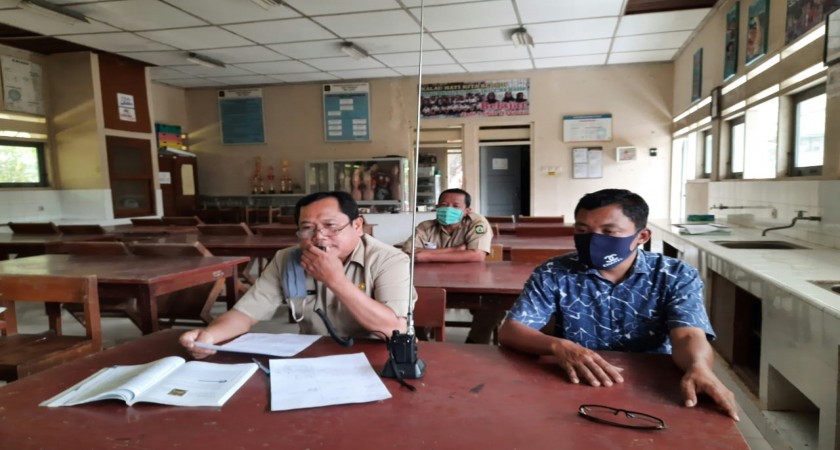 KOMUNIKATIF DAN MENGESANKAN PEMBELAJARAN JARAK  JAUH (PJJ) PERDANA SMP N2 KOKAP DENGAN MENGGUNAKAN HANDY TALK (HT)