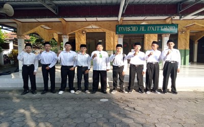 WISUDA KHATAMAN DAN KETUNTASAN EKSTRAKURIKULER KEAGAMAAN UNTUK KELAS IX